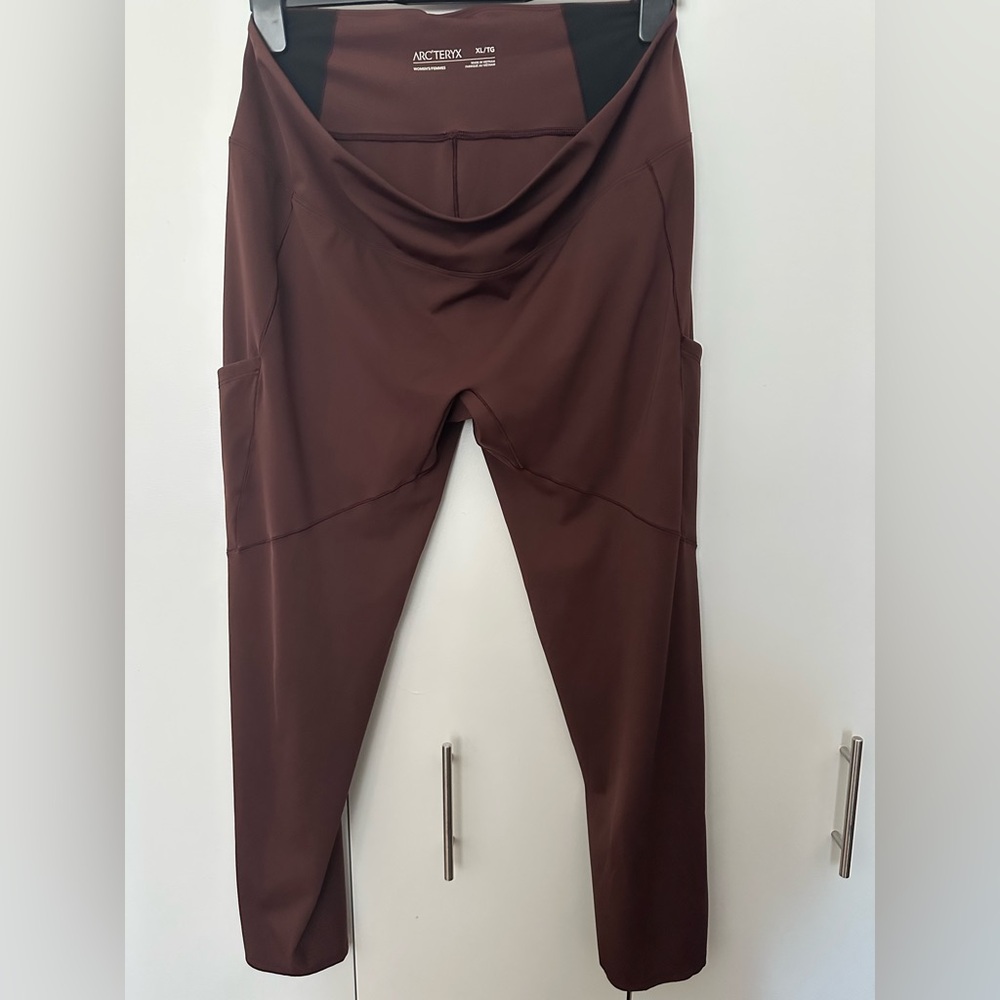 Arcteryx Oriel Leggings with Pockets in Maroon / Burgundy / Dark Red in Size XL